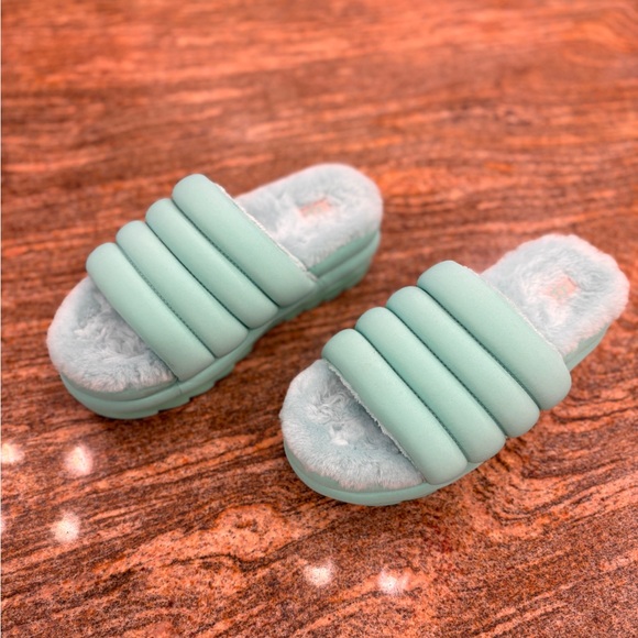 UGG Mint Green Fluffy Sandals Like New Condition. Beautiful! Fits like a 7-7.5. - Picture 3 of 11